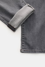 Jacob Cohen Jeans 'Bard' grau, Detailansicht von unten, elastischer Baumwoll-Denim, weicher Griff, Slim Fit, Button Fly, Five-Pocket-Stil.