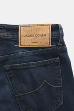 Jacob Cohen Jeans 'Bard Fast' navy, Detailaufnahme von hinten oben mit Leder-Patch, dezenter Used-Waschung, elastischem Denim, Slim Fit und typischen Signature-Details.