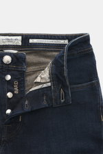 Jacob Cohen Jeans 'Bard Fast' navy, Frontansicht mit offenem Button Fly, elastischer Denim, dezente Used-Waschung, Leather Patch sichtbar.