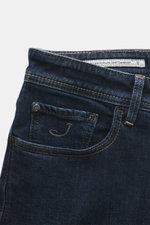 Jacob Cohen Jeans 'Bard Fast' navy, Detailaufnahme seitlich oben, elastischer Denim, Used-Waschung, Lederpatch, Münztasche mit Initial, Stitching.