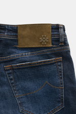 Jacob Cohen Jeans 'Bard' graublau, Detailaufnahme von hinten oben mit robuster Denim, Used-Waschung, Slim Fit, kontrastfarbenem Stitching, Lederpatch.