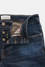 Nahaufnahme aus schräger Perspektive der geöffneten Jacob Cohen Jeans 'Bard' graublau mit Button Fly, Five-Pocket-Stil, robustem Denim, leichtem Stretch, Used-Waschung, Kontrast-Stitching und Lederpatch.