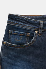 Jacob Cohen Jeans 'Bard' graublau, Detailansicht von oben auf robusten Denim mit Used-Waschung, schmal zulaufend, Five-Pocket-Stil, Lederpatch, kontrastfarbenem Stitching.