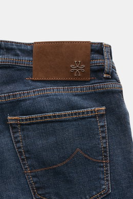 Jacob Cohen Jeans 'Bard' navy Rückansicht mit braunem Leather Patch, robustem Denim, leichter Stretch, Used-Waschung, Five-Pocket-Stil, Slim Fit.