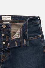 Jacob Cohen Jeans 'Bard' navy im Slim Fit, Detailansicht von oben auf robusten Denim mit Button Fly, Five-Pocket-Stil, Used-Waschung und kontrastfarbenem Stitching.