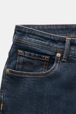 Jacob Cohen Jeans 'Bard' navy aus robuster Denim mit leichter Used-Waschung, Five-Pocket-Stil und Button Fly, Detailfoto von schräg oben.
