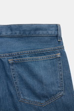 Rückansicht der A.P.C. Jeans 'Jean Martin' blau mit Five-Pocket-Stil, geradem Schnitt, authentischer Waschung und kontrastfarbener Naht.
