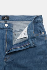 Nahaufnahme der geöffneten Taille der A.P.C. Jeans 'Jean Martin' blau mit Zip Fly, Five-Pocket-Stil, Regular Fit und authentischer Waschung.