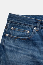 A.P.C. Jeans 'Jean Martin' graublau, Nahaufnahme der Fronttasche und Bund in lässigem Schnitt mit authentischer Waschung und kontrastfarbenen Nähten.