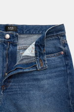 A.P.C. Jeans 'Jean Martin' graublau mit geöffnetem Zip Fly, Five-Pocket-Stil, griffigem Denim, kontrastfarbenen Nähten, schmal zulaufend, Detailaufnahme von vorne.