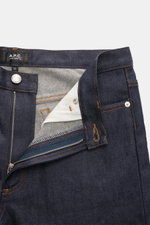 A.P.C. Jeans 'Martin' navy aus feinster Baumwolle mit Microfaser, Tapered Fit, kurz, kontrastierende Nähte, Five-Pocket-Stil, Zip Fly, Detailfoto offen.