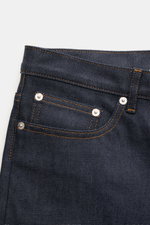 A.P.C. Jeans 'Martin' navy aus feinster japanischer Baumwolle mit Microfaser, Tapered Fit, Five-Pocket, kontrastierende Nähte, Detailaufnahme von oben.