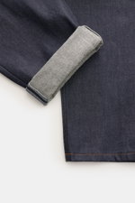Nahaufnahme der A.P.C. Jeans 'Martin' navy mit umgekrempeltem Bein, feinster japanischer Denim mit Microfaser, Tapered Fit, kurzer Schnitt, kontrastierende Nähte.