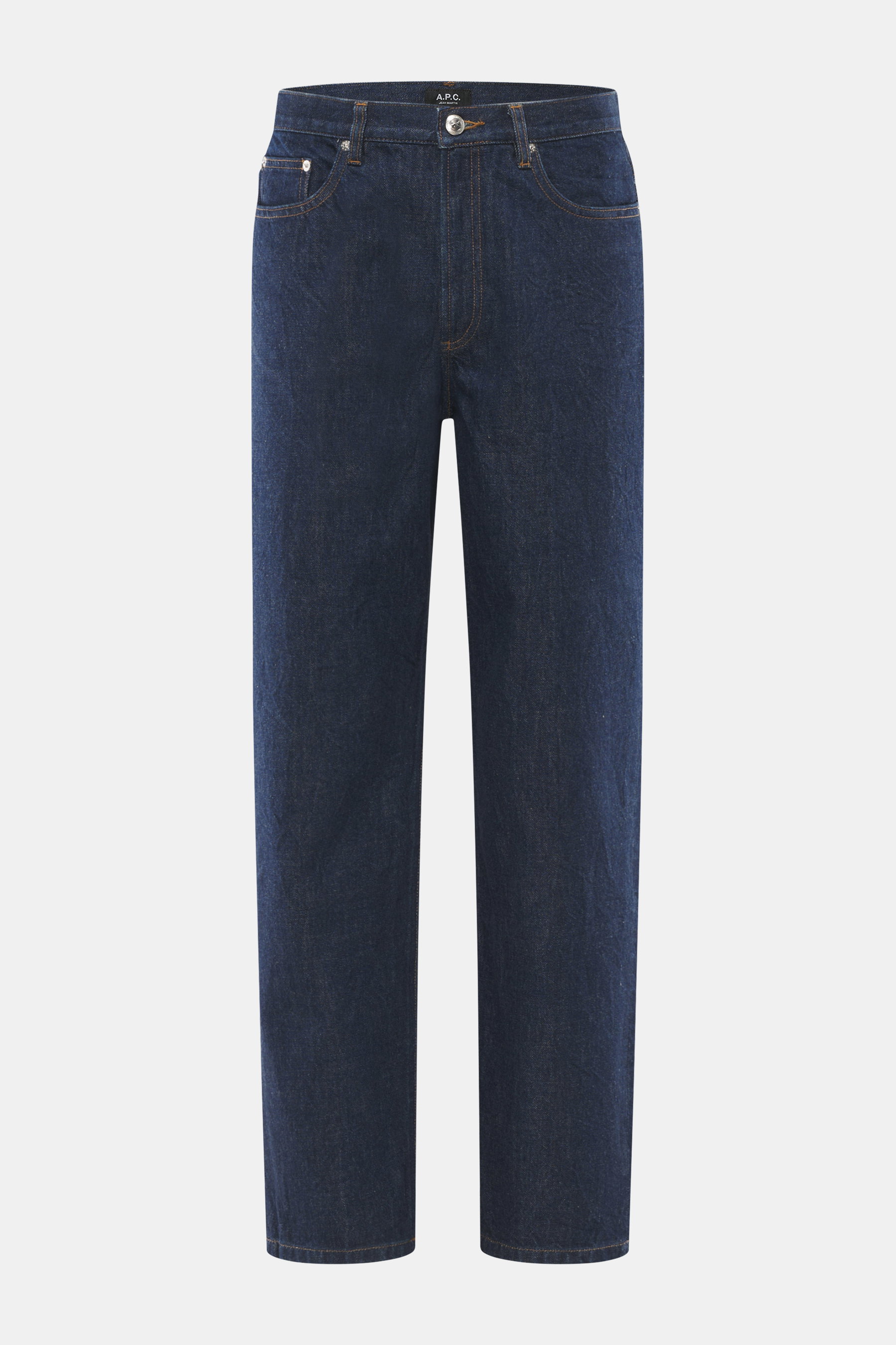 A.P.C. Jeans 'Martin' dunkelblau, frontal fotografiert, aus Baumwolle und Microfaser, Tapered Fit, Five-Pocket, Zip Fly, kurzer Schnitt, kontrastierende Nähte, griffige Qualität.