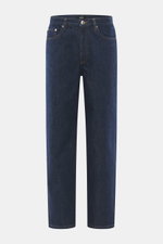 A.P.C. Jeans 'Martin' dunkelblau, frontal fotografiert, aus Baumwolle und Microfaser, Tapered Fit, Five-Pocket, Zip Fly, kurzer Schnitt, kontrastierende Nähte, griffige Qualität.
