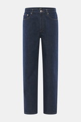A.P.C. Jeans 'Martin' dunkelblau, frontal fotografiert, aus Baumwolle und Microfaser, Tapered Fit, Five-Pocket, Zip Fly, kurzer Schnitt, kontrastierende Nähte, griffige Qualität.