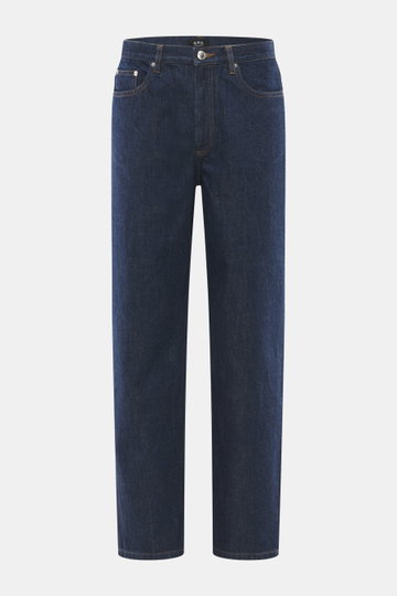 A.P.C. Jeans 'Martin' dunkelblau, frontal fotografiert, aus Baumwolle und Microfaser, Tapered Fit, Five-Pocket, Zip Fly, kurzer Schnitt, kontrastierende Nähte, griffige Qualität.
