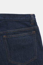 A.P.C. Jeans 'Martin' dunkelblau aus feinster Baumwoll-Denim mit Microfaser-Anteil, fotografiert aus Nahaufnahme auf Tasche und Bund, zeigt griffige Qualität, Tapered Fit, kurzen Schnitt, kontrastierende Nähte und Five-Pocket-Stil.
