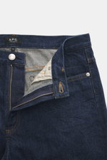 A.P.C. Jeans 'Martin' dunkelblau aus feinster Baumwoll-Microfaser-Denim, Tapered Fit, kurzer Schnitt, Five-Pocket-Stil, Zip Fly, von oben fotografiert.