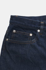 A.P.C. Jeans 'Martin' dunkelblau aus Japan-Denim mit Microfaser, Five-Pocket-Stil, Zip Fly, kontrastierenden Nähten, schräg von oben fotografiert.