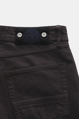 Stone Island Jeans "Indigo Denim - Rinsed" dunkelblau shown from a close-up rear view featuring the waistband with compass badge, button fly, five-pocket style, straight fit, pure cotton denim. Urban classic in modern silhouette, versatile for timeless ci