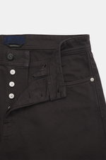 Close-up front view of Stone Island Jeans 'Indigo Denim - Rinsed' dunkelblau showing button fly, five-pocket style, compass badge, straight fit, and pure cotton denim. Urban classic in a modern silhouette for timeless city looks. Denim aus reiner Baumwoll