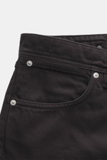 Close-up front view of Stone Island Jeans 'Indigo Denim - Rinsed' dunkelblau in straight fit, pure cotton, button fly, five-pocket style with compass badge on waistband. Urban classic in modern silhouette.