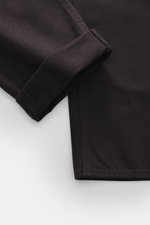 Close-up, top-down view of folded hem of Stone Island Jeans 'Indigo Denim - Rinsed' dunkelblau, made from pure cotton denim, straight fit, button fly, five-pocket style, compass badge at waistband; urban classic in modern silhouette from Stone Island Deni