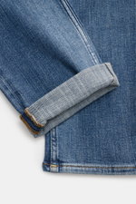 7 for all mankind Jeans 'Slimmy Tapered' rauchblau, Nahaufnahme vom Bein mit aufgekrempeltem Saum, Baumwoll-Denim, Slim Fit, Used-Waschung.