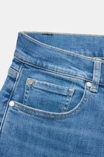 7 for all mankind Jeans 'Slimmy' blau, Nahaufnahme von Bund und Tasche, Denim mit Stretch, Used-Waschung, Slim Fit, Five-Pocket, Zip Fly, Weblabel am Bund.