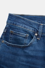 7 for all mankind Jeans 'Slimmy' dunkelblau, Detailaufnahme von hinten oben, Denim mit Stretch, Used-Waschung, Slim Fit, Five-Pocket, Weblabel am Bund.