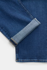 7 for all mankind Jeans "Slimmy" dunkelblau im Detail von oben fotografiert, Denim mit Stretch, Used-Waschung, Slim Fit, Five-Pocket, Zip Fly.