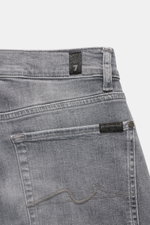 7 for all mankind Jeans 'Slimmy' grau, Nahaufnahme von Bund und Gesäßtasche, Denim mit Stretch, Used-Waschung, Slim Fit, Five-Pocket-Stil, kleines Weblabel sichtbar.