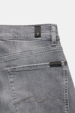 7 for all mankind Jeans 'Slimmy' grau, Nahaufnahme von Bund und Gesäßtasche, Denim mit Stretch, Used-Waschung, Slim Fit, Five-Pocket-Stil, kleines Weblabel sichtbar.