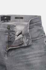 7 for all mankind Jeans 'Slimmy' grau mit Zip Fly, Five-Pocket-Stil und Komfort-Stretch, Frontansicht mit offenem Bund und authentischer Used-Waschung.