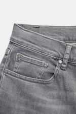 Nahaufnahme der 7 for all mankind Jeans 'Slimmy' grau von oben auf Bund und Gesäßtaschen mit Stitching, Baumwoll-Denim mit Stretch.