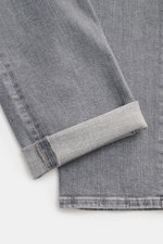7 for all mankind Jeans 'Slimmy' grau in Nahaufnahme von unten, Denim aus Baumwolle mit Stretch, Slim Fit, Used-Waschung, umgeschlagener Saum.