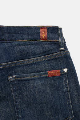 7 for all mankind Jeans 'Slimmy Tapered' graublau, Detailaufnahme Rückseite mit rotem Weblabel, Five-Pocket-Stil, authentische Used-Waschung, Baumwoll-Denim mit Stretch.