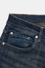 7 for all mankind Jeans 'Slimmy Tapered' graublau, Nahaufnahme der Bund- und Taschenpartie mit authentischer Waschung aus Baumwoll-Denim, Slim Fit, Five-Pocket Stil, leicht schmal zulaufend, mit Stretch-Anteil und kleinem Weblabel.