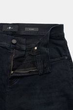 7 for all mankind Jeans 'Slimmy' dark navy aus Baumwolle mit Stretch, Zip Fly und Five-Pocket-Stil, Nahaufnahme von oben auf Bund und Reißverschluss.