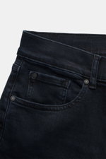 7 for all mankind Jeans 'Slimmy' dark navy aus Baumwolle mit Stretch, Used-Waschung, Slim Fit, Five-Pocket-Stil, Gesäßtaschen mit Stitching, kleine Weblabel, Nahaufnahme vom Bund und Fronttasche.