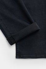 7 for all mankind Jeans 'Slimmy' dark navy im Detail, schmal zulaufend, mit komfortablem Stretch, Baumwolle, authentischer Used-Waschung, Nahaufnahme der Beinmanschette.