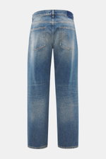 Rückansicht der Golden Goose Jeans 'Skate' rauchblau aus reiner Baumwolle mit weichem Griff, Used-Waschung, Distressed, Loose Fit, kurzer Schnitt, Button-Fly, Five-Pocket und Metall-Sternen-Patch.