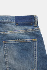 Golden Goose Jeans 'Skate' rauchblau, Detailaufnahme von hinten oben, Denim reine Baumwolle, weicher Griff, Used-Waschung, Loose Fit, Five-Pocket, Metall-Sterne Patch.