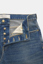 Golden Goose Jeans 'Skate' rauchblau, Detailansicht von oben, Denim aus reiner Baumwolle, weicher Griff, Used-Waschung, Distressed, Loose Fit, Button-Fly, Five-Pocket, Patch mit Metall-Sternen.