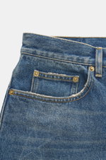 Nahaufnahme der Golden Goose Jeans 'Skate' rauchblau, Frontansicht, Denim aus reiner Baumwolle, weicher Griff, Used-Waschung, dezente Distressed-Details, Loose Fit, kurzer gerader Schnitt, Button-Fly, Five-Pocket-Stil, angedeutetes Patch mit Metall-Sterne