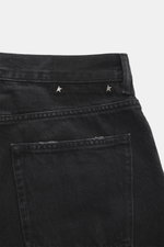 Nahaufnahme der Golden Goose Jeans 'Skate' schwarz von hinten oben, Denim aus reiner Baumwolle, weicher Griff, Used-Waschung, Loose Fit, Button-Fly, Five-Pocket, metallene Stern-Details.