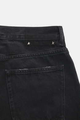 Nahaufnahme der Golden Goose Jeans 'Skate' schwarz von hinten oben, Denim aus reiner Baumwolle, weicher Griff, Used-Waschung, Loose Fit, Button-Fly, Five-Pocket, metallene Stern-Details.