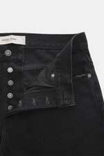 Nahaufnahme der geöffneten Golden Goose Jeans 'Skate' schwarz, Frontansicht, Denim aus reiner Baumwolle, weicher Griff, Used-Waschung, dezente Distressed-Details, Loose Fit, kurzer gerader Schnitt, Button-Fly, Five-Pocket-Stil, angedeutetes Patch mit Meta