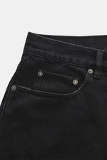 Golden Goose Jeans 'Skate' schwarz, Detailfoto schräg von oben, Denim reine Baumwolle, weicher Griff, Used-Waschung, Loose Fit, Button-Fly, Five-Pocket, Metall-Sterne Patch